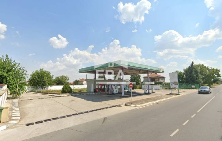 Работеща бензиностанция на главен път между Раднево и Стара Загора