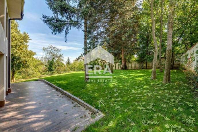 Самостоятелна къща с красив двор и панорама към града в кв. "Бояна"