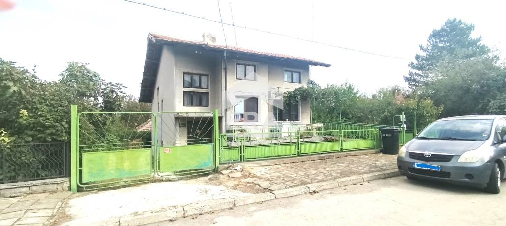 Двуетажна къща за продажба, с гараж и двор, в с. Старо Оряхово, обл. Варна