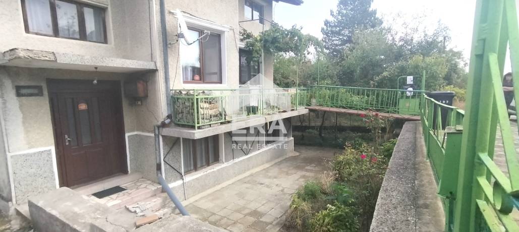 Двуетажна къща за продажба, с гараж и двор, в с. Старо Оряхово, обл. Варна