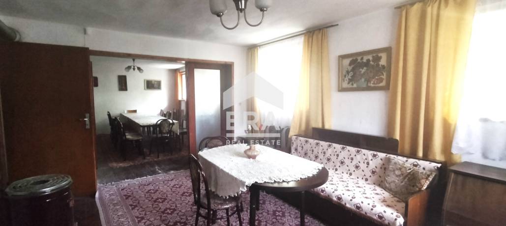 Двуетажна къща за продажба, с гараж и двор, в с. Старо Оряхово, обл. Варна