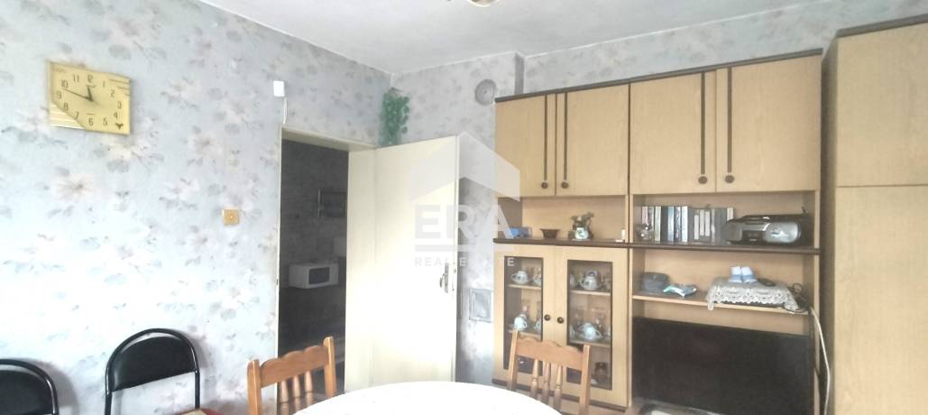 Двуетажна къща за продажба, с гараж и двор, в с. Старо Оряхово, обл. Варна