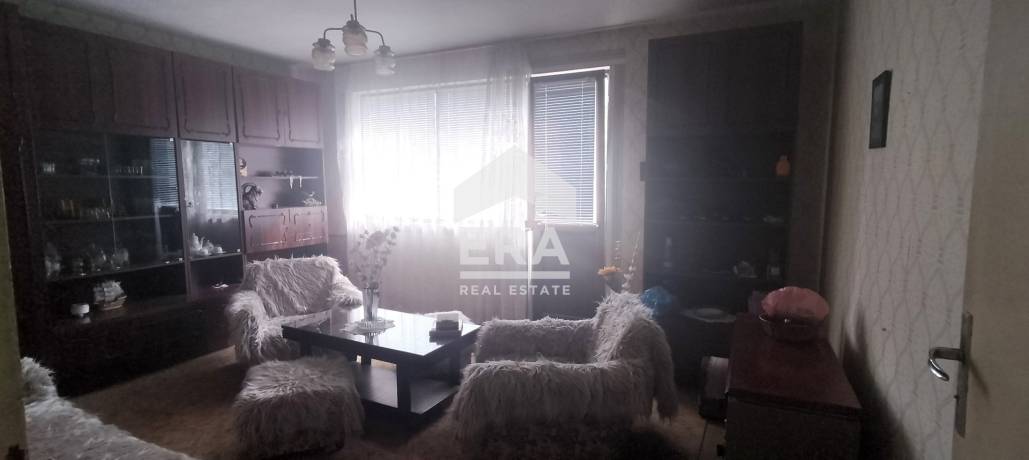 Двуетажна къща за продажба, с гараж и двор, в с. Старо Оряхово, обл. Варна