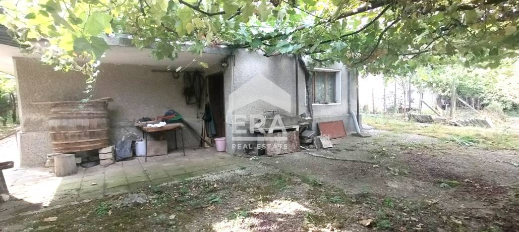 Двуетажна къща за продажба, с гараж и двор, в с. Старо Оряхово, обл. Варна