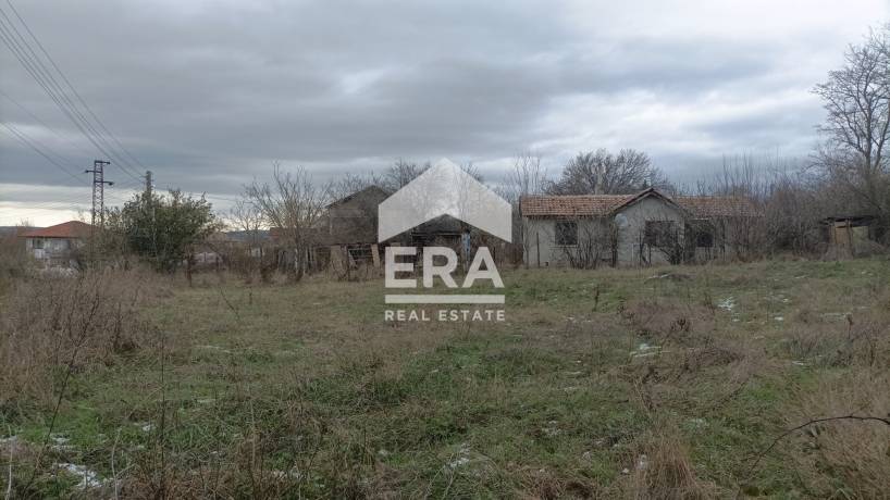 Дворно място за продажба, в центъра на с. Китка, общ. Аврен, на 22 км югозападно от гр. Варна