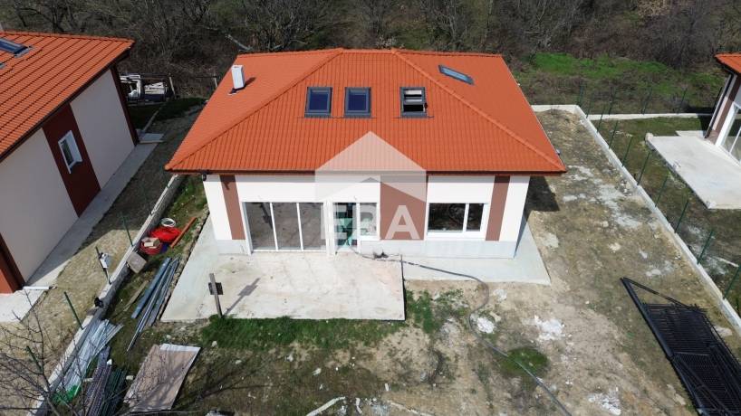 Едноетажна новострояща се къща за продажба, с подпокривно пространство и двор, в началото на с. Приселци, обл. Варна, на 200 м от главен път