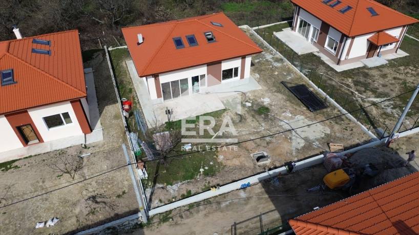 Едноетажна новострояща се къща за продажба, с подпокривно пространство и двор, в началото на с. Приселци, обл. Варна, на 200 м от главен път