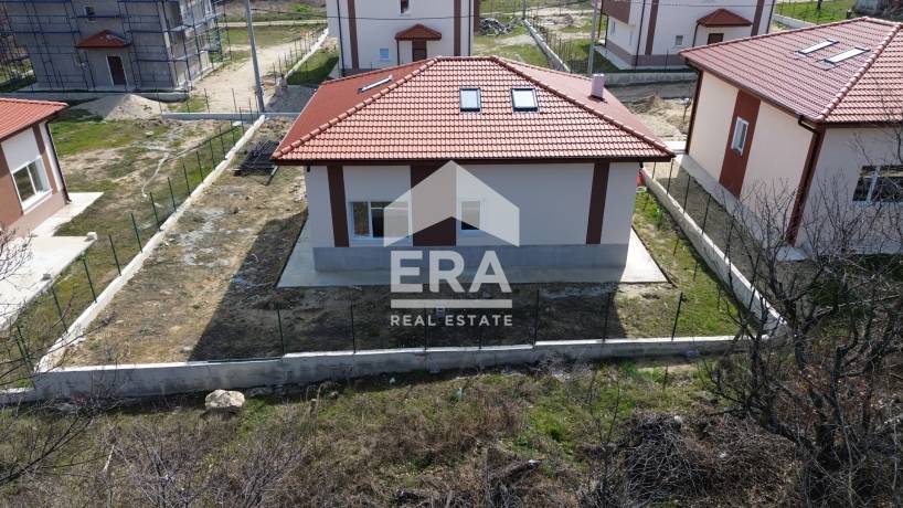 Едноетажна новострояща се къща за продажба, с подпокривно пространство и двор, в началото на с. Приселци, обл. Варна, на 200 м от главен път