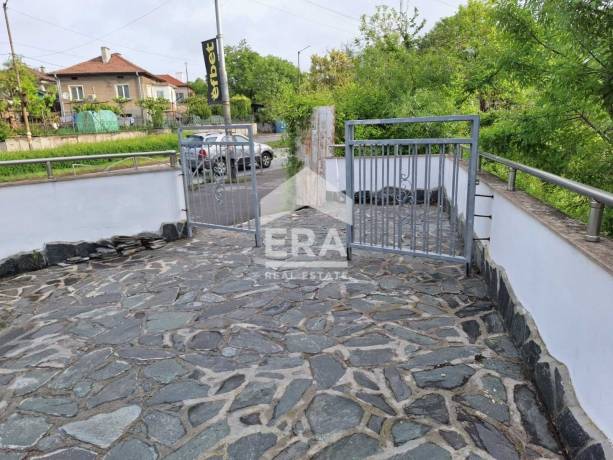 Цяла сграда за продажба в Радомир, област Перник