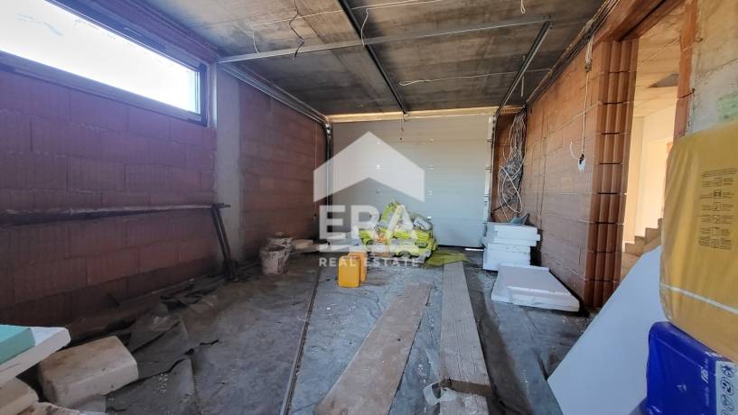 ЕРА Хоум продава самостоятелна къща в с. Оризари