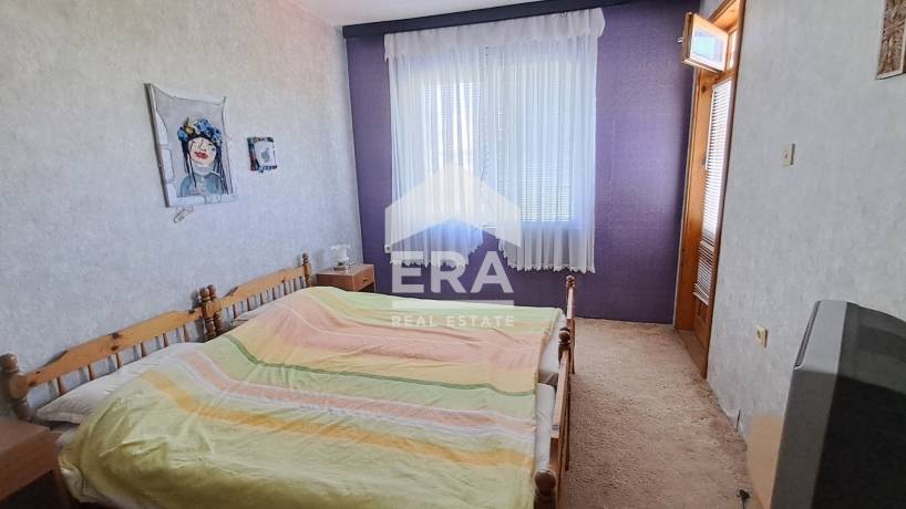 Къща за гости на 4 етажа за продажба, с общо 18 едностайни и двустайни апартамента, в центъра на курортно селище Кранево, общ. Балчик, на 2 км от кк Албена