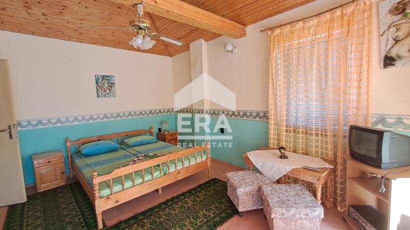 Къща за гости на 4 етажа за продажба, с общо 18 едностайни и двустайни апартамента, в центъра на курортно селище Кранево, общ. Балчик, на 2 км от кк Албена