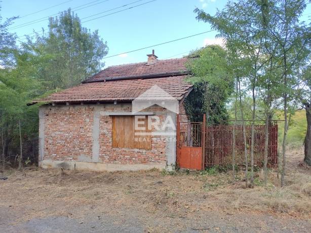Двуетажна масивна КЪЩА в село Драка, община Средец.