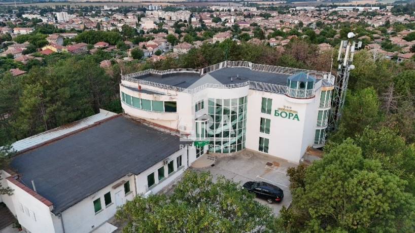 Уникален хотел за продажба в град Павликени