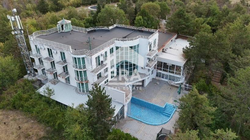 Уникален хотел за продажба в град Павликени