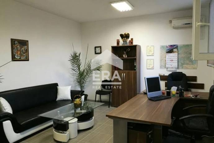 Продава се промишлено помещение с площ от 360 м², заедно със собствен парцел от 3 декара