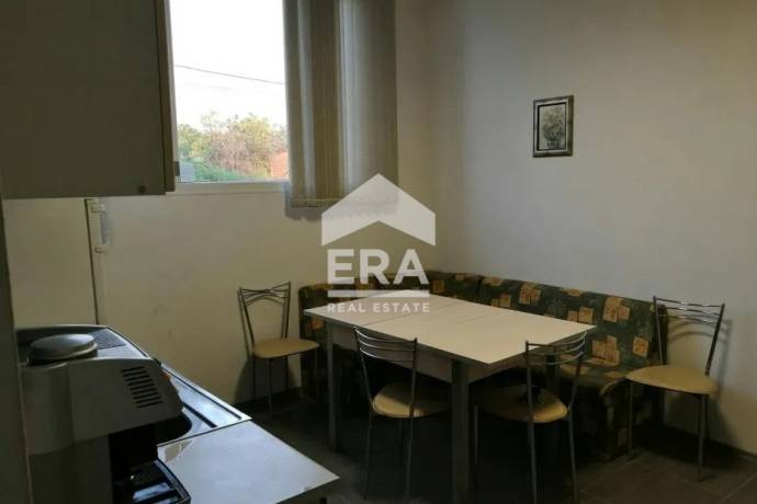 Продава се промишлено помещение с площ от 360 м², заедно със собствен парцел от 3 декара