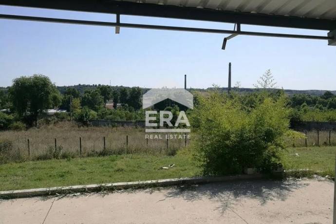 Продава се промишлено помещение с площ от 360 м², заедно със собствен парцел от 3 декара