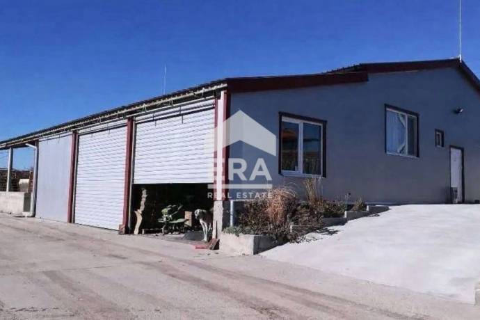 Продава се промишлено помещение с площ от 360 м², заедно със собствен парцел от 3 декара