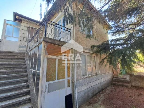 Двуетажна ексклузивна къща за продажба, с гараж и голям двор, на главна улица в с. Шкорпиловци, обл. Варна