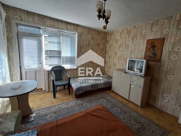 Двуетажна ексклузивна къща за продажба, с гараж и голям двор, на главна улица в с. Шкорпиловци, обл. Варна