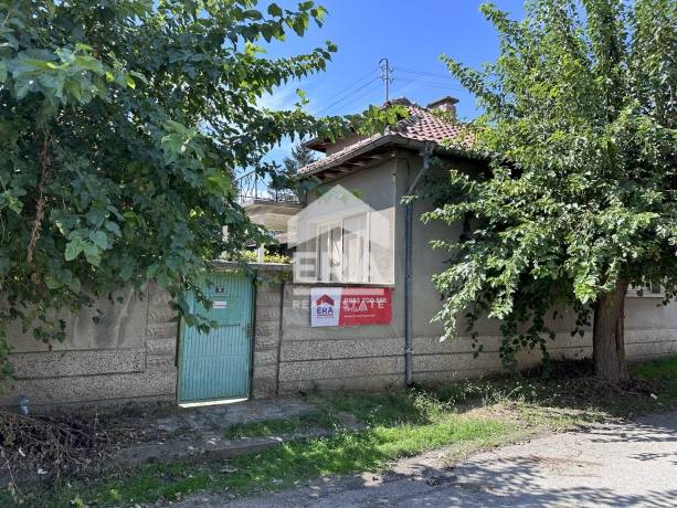 Просторна едноетажна къща с двор и стопански постройки в гр. Бяла черква