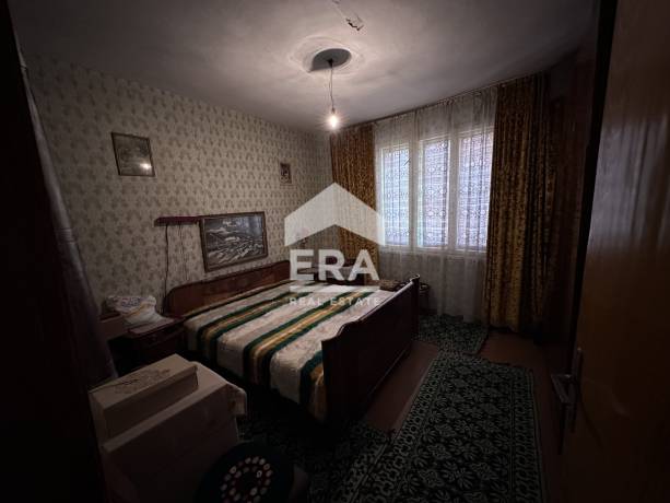 Просторна едноетажна къща с двор и стопански постройки в гр. Бяла черква