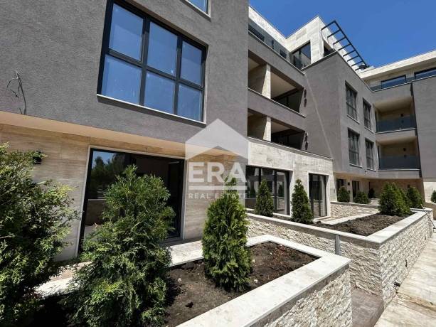 Тристаен апартамент за продажба, с големи стаи, в новопостроен комплекс от затворен тип, в Бриз, Варна, в близост до Кауфланд