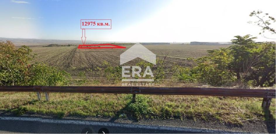 Продава парцел на 600 метра от пътния възел за „Джъмбо” и „Лукойл”!