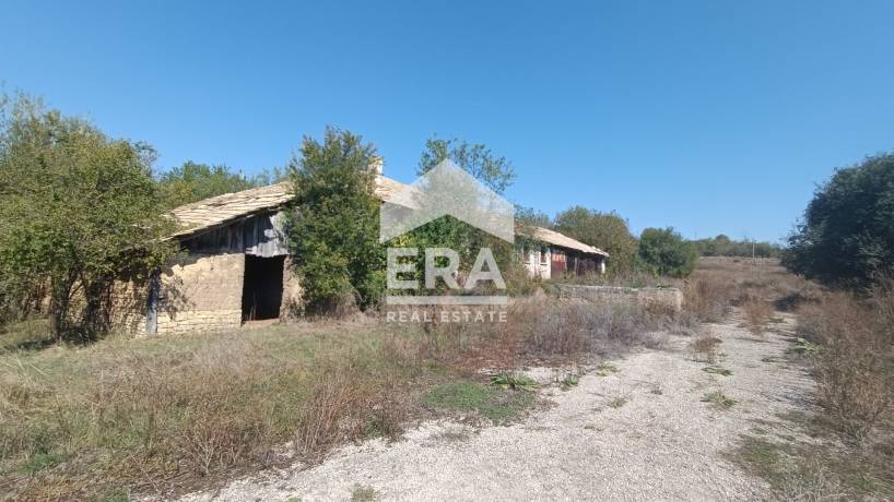 ЕРА ИмотиТе предлага за продажба Поземлен имот 14 000 м2 - Стопански двор, село Мировец, обл. Търговище.