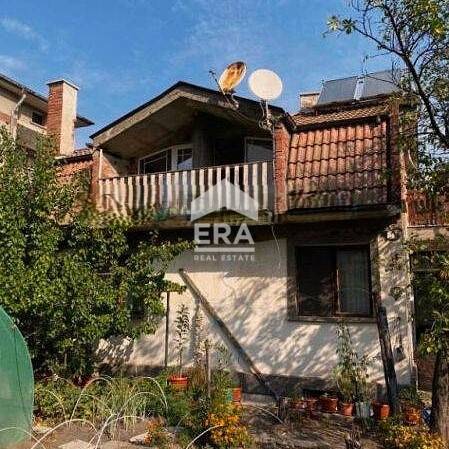 Триетажна къща с двор и два гаража в кв. „Каменни“, гр. Хасково!