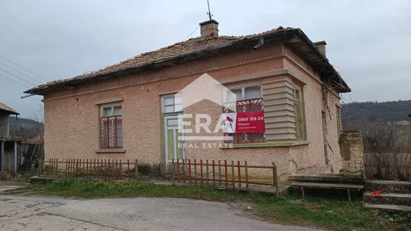ЕРА ИмотиТе Продава Ексклузивно Тухлена къща с дворно място в с. Априлово, общ Попово.