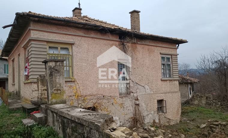 ЕРА ИмотиТе Продава Ексклузивно Тухлена къща с дворно място в с. Априлово, общ Попово.