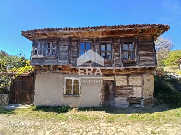 ЕКСКЛУЗИВНО ERA Casa продава възрожденска къща с голям двор в центъра на с. Жеравна !