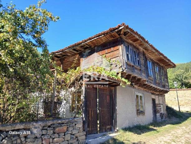 ЕКСКЛУЗИВНО ERA Casa продава възрожденска къща с голям двор в центъра на с. Жеравна !
