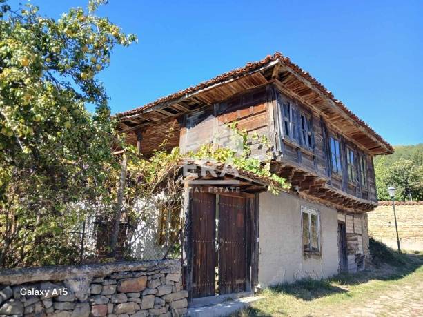 ЕКСКЛУЗИВНО ERA Casa продава възрожденска къща с голям двор в центъра на с. Жеравна !