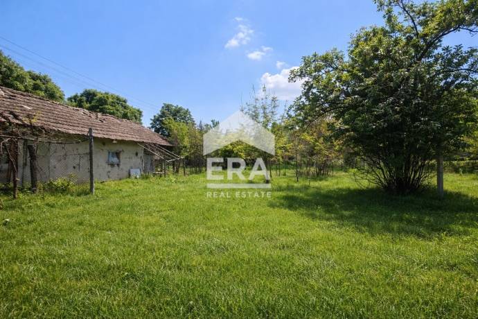 ЕКСКЛУЗИВНО! ЕРА ИмотиТе предлага за продажба Къща, 1007 кв.м. дворно място, с. Тръбач