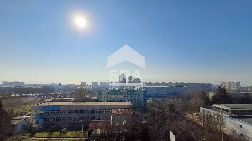 Тристаен апартамент за продажба, с големи стаи, морска панорама и подземно паркомясто, в новопостроена сграда в близост до Терапията, Варна