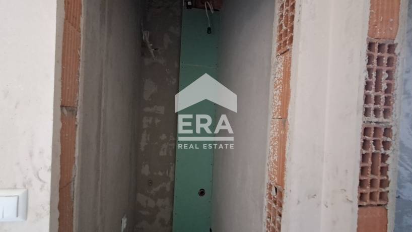 Тристаен апартамент за продажба, с големи стаи, морска панорама и подземно паркомясто, в новопостроена сграда в близост до Терапията, Варна