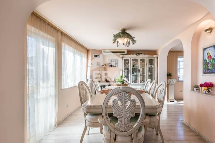 Четириетажна обзаведена къща за продажба, с двор, 4 гаража и морска панорама, на метри от главния път в м-т Долна Трака, Варна