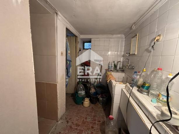 Етаж от къща с двор в спокоен квартал