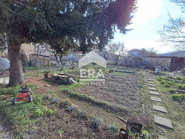 Двуетажна тухлена къща за продажба, с двор, складови постройки и таванско помещение, в близост до Кметството на с. Константиново, обл. Варна