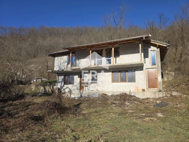 Двуетажна къща за гости в гр. Елена