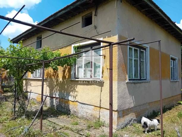 ЕРА Фаворит продава ексклузивно къща с двор в с. Медковец, общ. Монтана