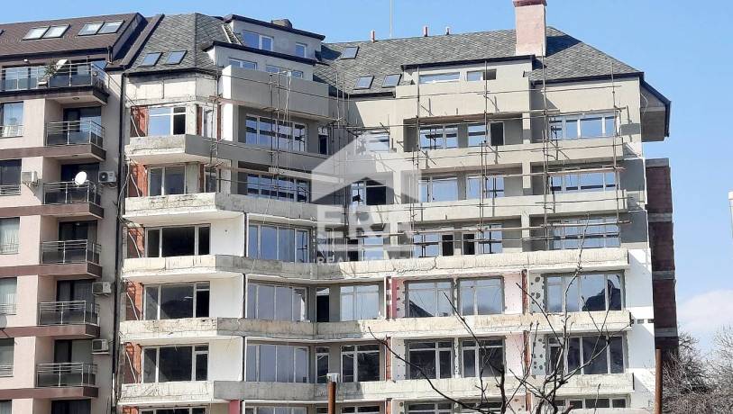 ERA Фамилия продава четиристаен апартамент ново строителство в кв. Лагера