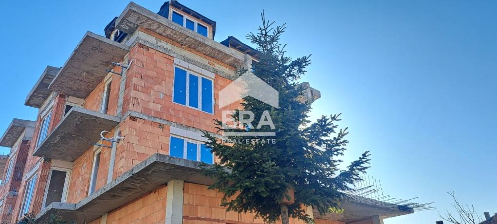 Тристаен имот с включено паркомясто и складово помещение
