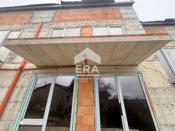Триетажна, новострояща се къща за продажба, с двор, в м-т Горна Трака, Варна