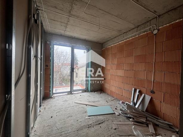 Триетажна, новострояща се къща за продажба, с двор, в м-т Горна Трака, Варна