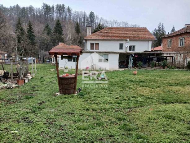 Само в ERA продаваме двуетажна къща в центъра на с. Бяла