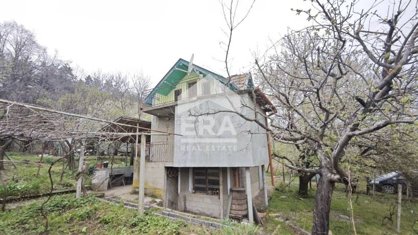 ЕРА ИмотиТе предлага за продажба Двуетажна тухлена Вила, със стопанска сграда, вилна зона Кованлъка, гр. Търговище